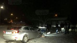 Две коли се помляха при зверски челен сблъсък край Пловдив (СНИМКИ)