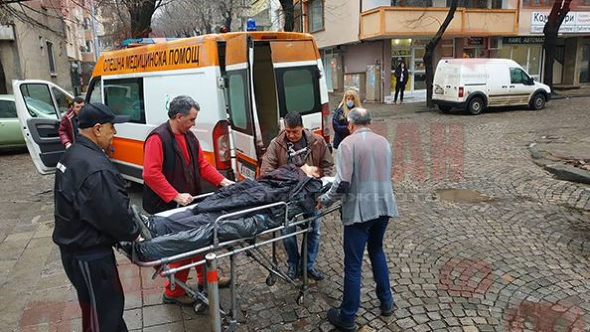Извънредна ситуация с 16-годишен ученик в Бургас, изведоха го с линейка (СНИМКА)