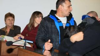 Първи СНИМКИ на наглите крадци, задигнали картините на Майстора и Ди Киро