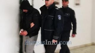 Биячът на бургаския гард Веселин рони крокодилски сълзи в съда, иска при детенцето си 