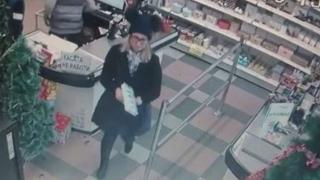 Познавате ли блондинката с шапката? Направи нещо изключително гнусно (СНИМКА)