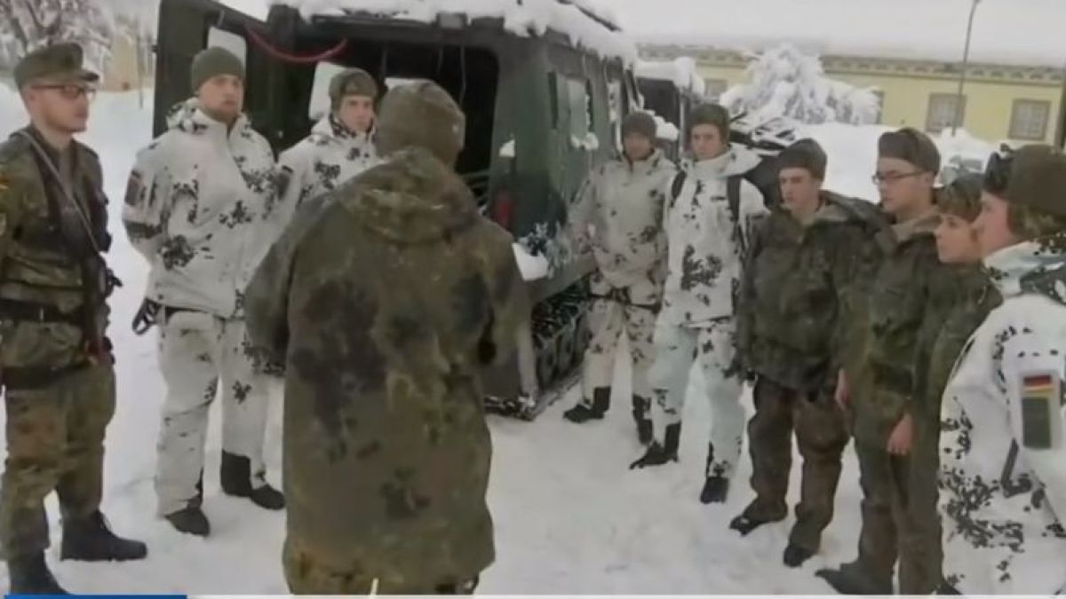 Армията чисти затрупан със сняг град (ВИДЕО)