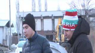 Войводиново пак настръхна: Ако спрем протеста, политиците могат да наредят да спре бутането на циганските къщи!