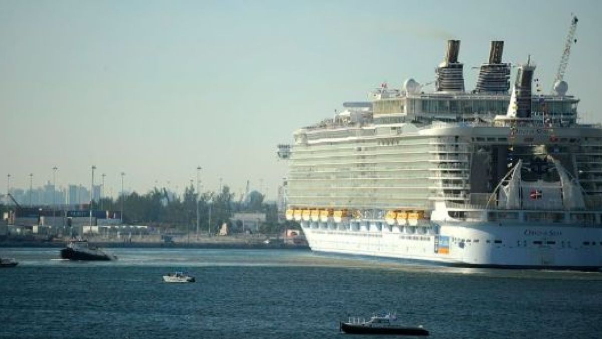 277 души изживяха най-кошмарното си пътешествие на круизния кораб Oasis of the Seas (СНИМКИ)