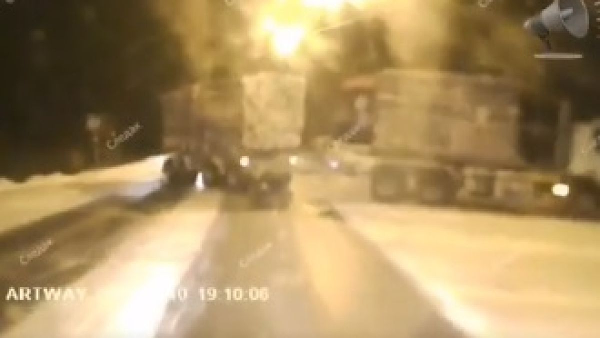 Страховито ВИДЕО! Препълнен автобус се блъска с камион 