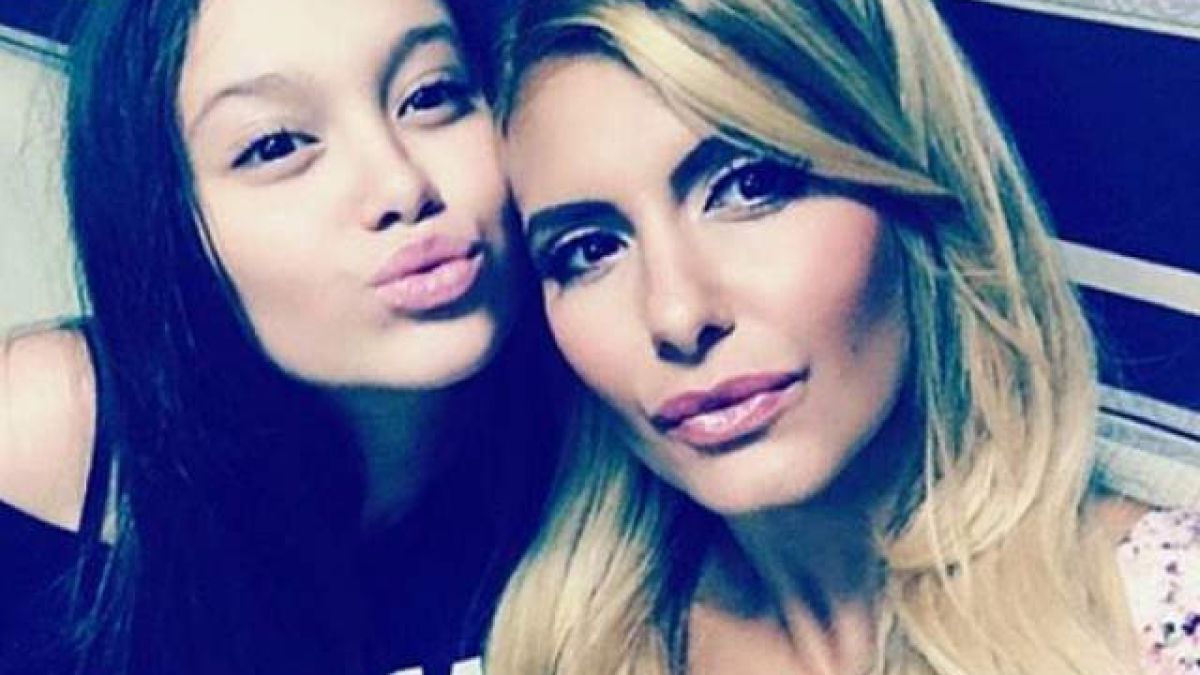 Анелия съвсем изтърва щерка си! 15-годишната Ивон бръмчи по дискотеки и барове, а фолкаджийката... 