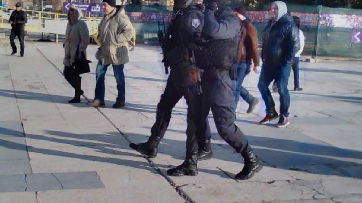 В Пловдив и пиле не може да прехвръкне, тежко въоръжени ченгета кръстосват площада (СНИМКИ)