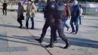 В Пловдив и пиле не може да прехвръкне, тежко въоръжени ченгета кръстосват площада (СНИМКИ)