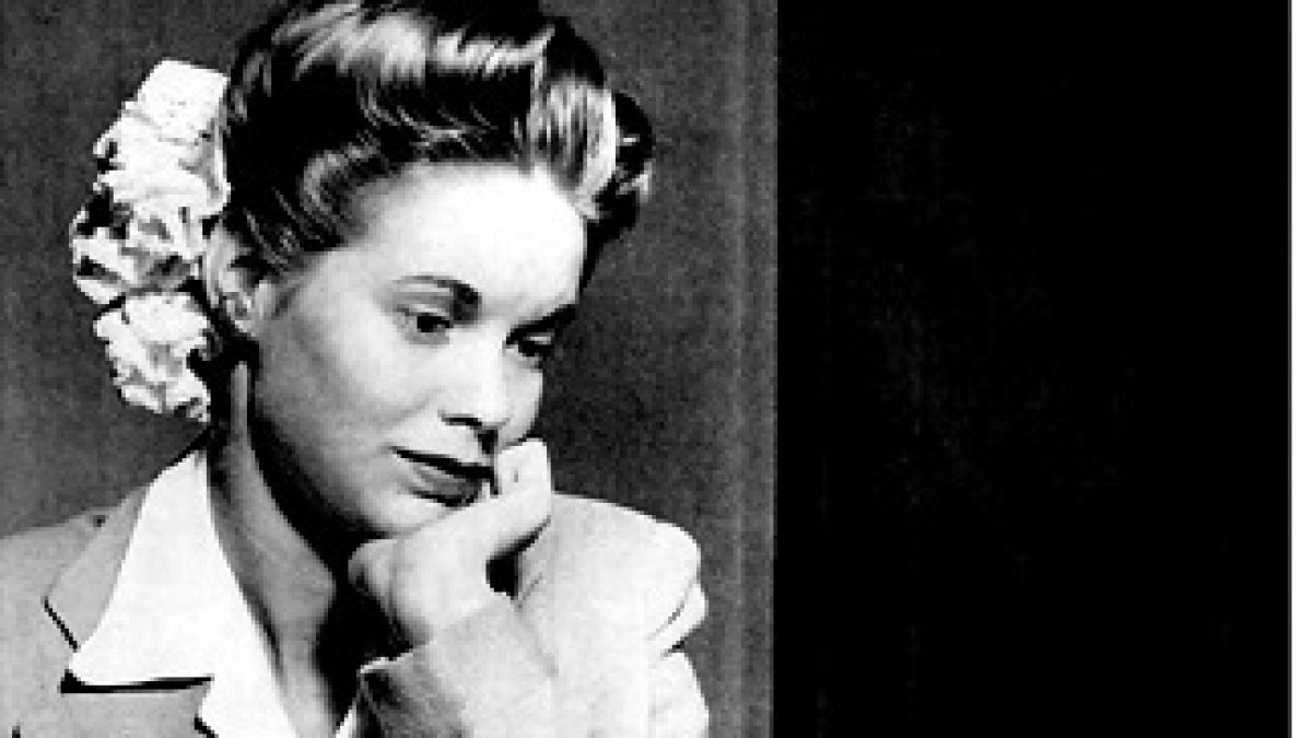 Обратно в 1944 година: Плашещата СНИМКА на дама от Аризона, която се любува на черепа на японски войник 