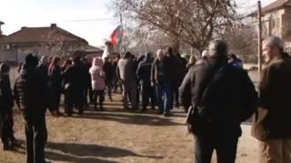 Напрежението във Войводиново не стихва! Недоволните поискаха биячите на командоса да... (ВИДЕО)
