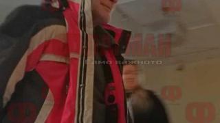 Подмола влезе окован в съда (СНИМКА)