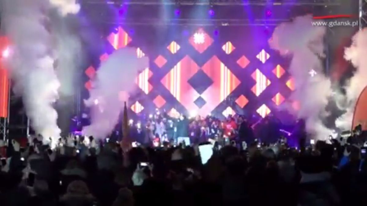 Очевидци запечатаха на ВИДЕО атаката с нож срещу кмета на Гданск 