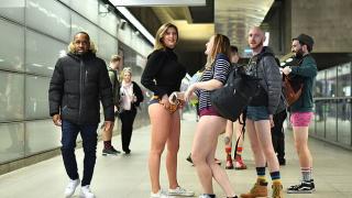 Шок в метрото: Млади жени и мъже пътуваха без панталони (СНИМКИ)