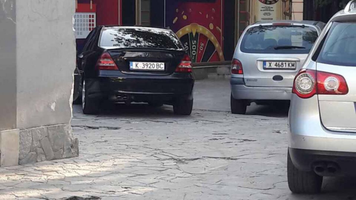 Гърми мощен скандал! Граждани скочиха срещу казино - било близо до училище! (СНИМКИ и ВИДЕО)