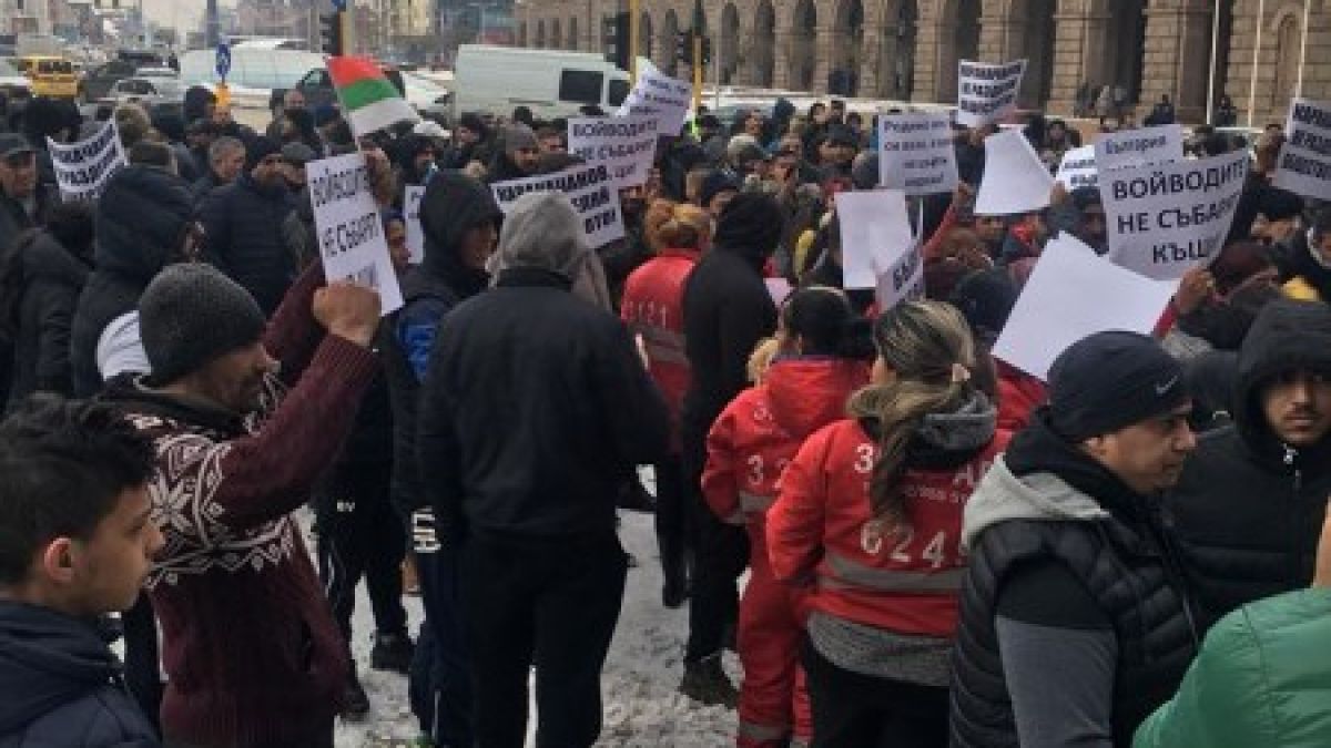 Шепа роми с плакати обсадиха Министерски съвет, зоват Каракачанов да сдаде властта 
