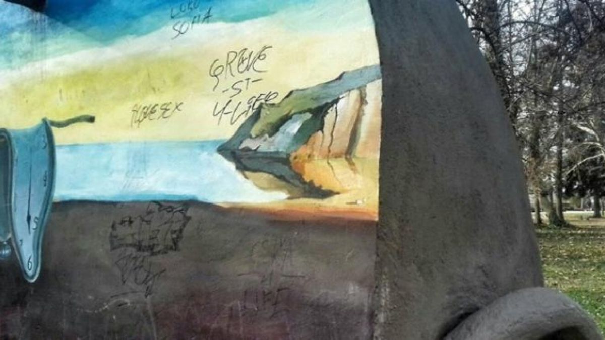Скандалния надпис „Локо София“ грейна на пореден архитектурен паметник, но този път в...