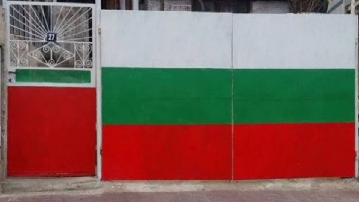 Цял Сандански говори за това родолюбиво семейство, което превърна оградата на къщата си в нещо уникално (СНИМКА)