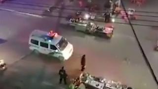 Подивял китаец извади нож на улицата и започна да коли минувачите (ВИДЕО 18+)