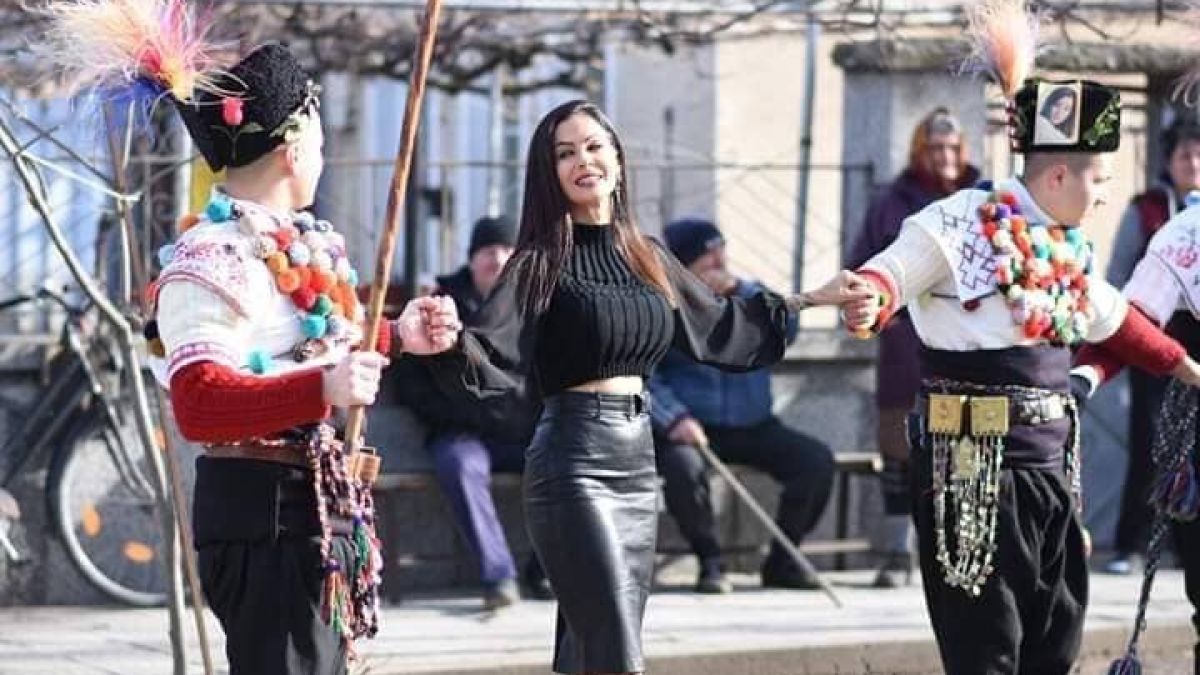 Фолкпевица накипри сина си в носия, за да го направи мъж (СНИМКИ)