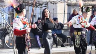 Фолкпевица накипри сина си в носия, за да го направи мъж (СНИМКИ)