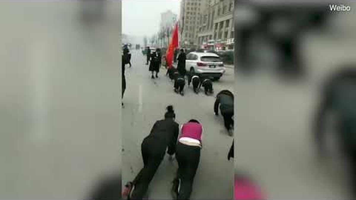 Шеф на фирма накара служителките си да лазят по улиците (СНИМКИ/ВИДЕО)  