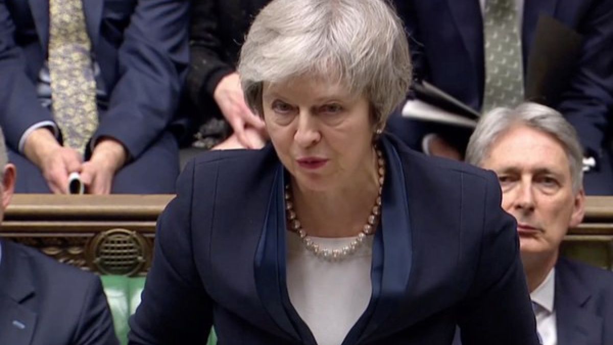 Пак инфарктен ден за Тереза Мей след позорния разгром в парламента, ще замръкне ли без премиер Великобритания
