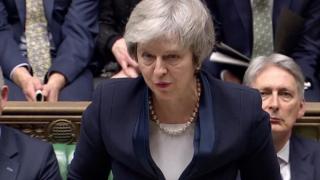 Пак инфарктен ден за Тереза Мей след позорния разгром в парламента, ще замръкне ли без премиер Великобритания