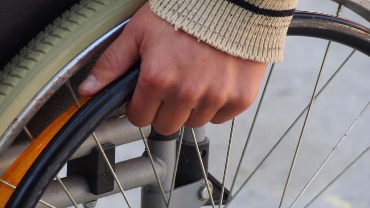 Мним служител на ТЕЛК обра 85-годишен мъж