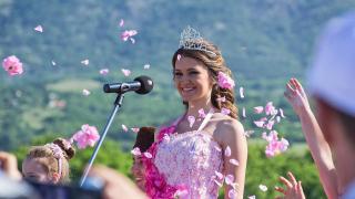 Ослепителна красавица и курсантка от НВУ събра всички погледи (СНИМКИ)