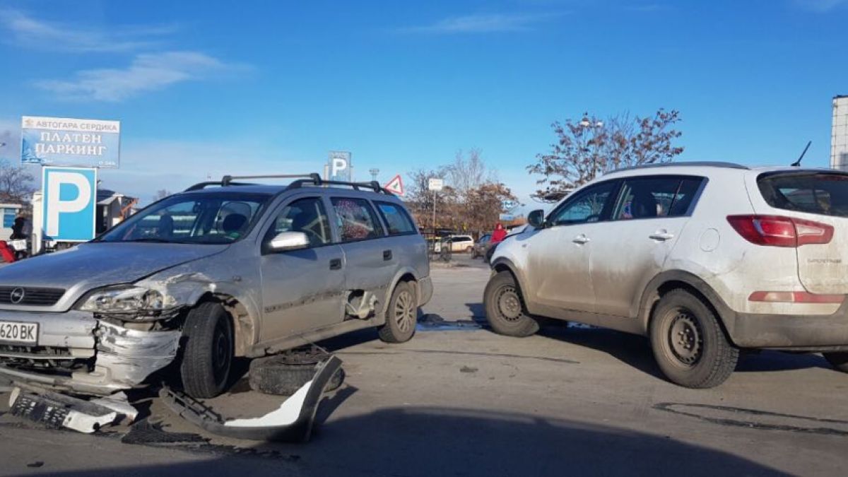 Сигнал до БЛИЦ! Две коли се помляха зрелищно на столичен булевард (СНИМКИ)