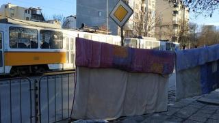 Столичани гледат тази цигания на бул. "Константин Величков" и питат как да минат по тротоара (СНИМКА)