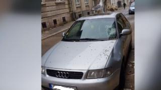 Тази СНИМКА стана хит в мрежата! Камъни падат зад операта във Варна, а тази сутрин...