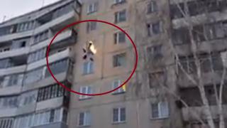 Зрелищно ВИДЕО 18+: Няма да повярвате какво прави този младеж в името на сензацията! 