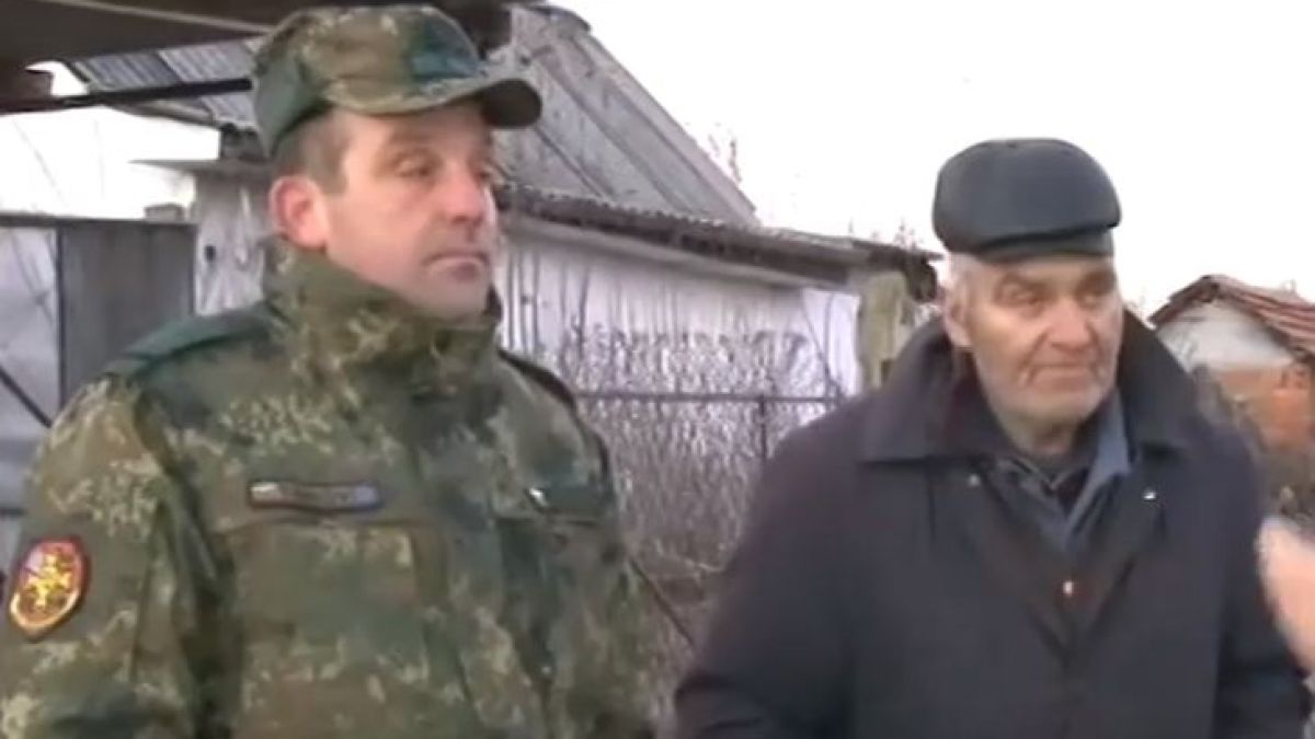 Военният рискувал живота си, за да спаси възрастен мъж от горяща къща, проговори (ВИДЕО)