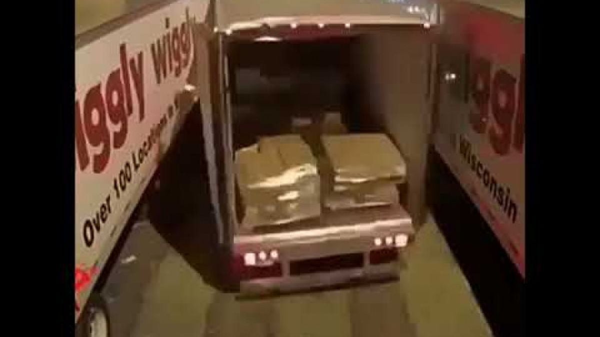 Тираджия показа как паркира и събра очите на всички в мрежата ВИДЕО