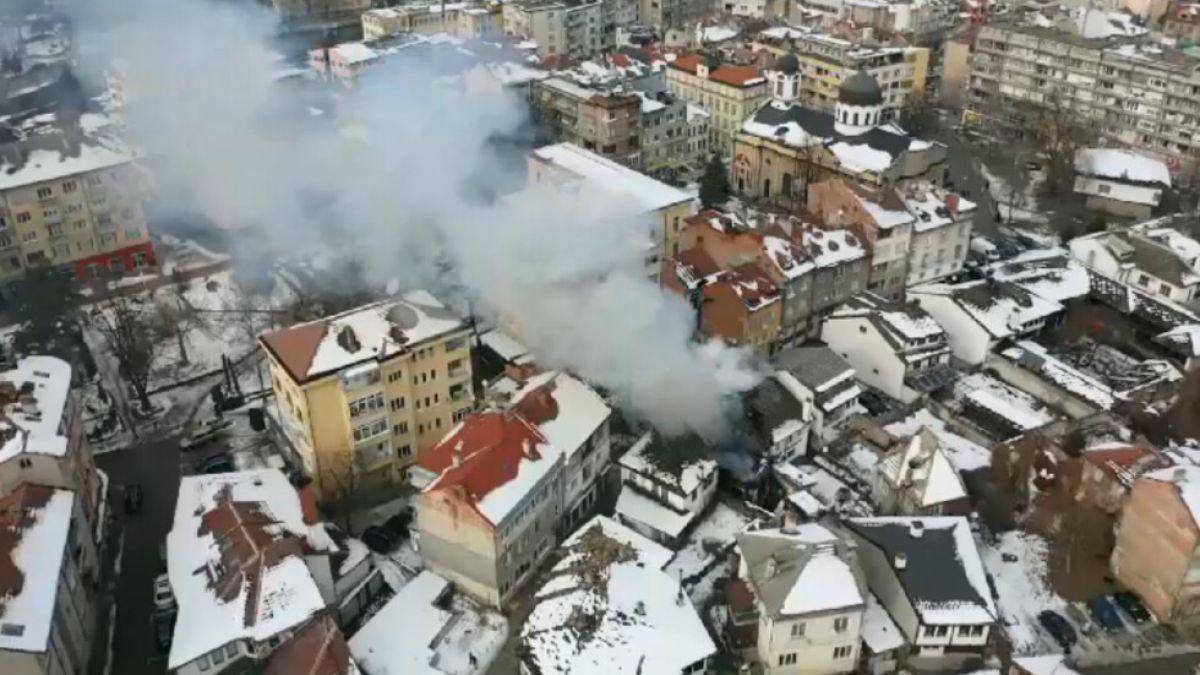Огнената стихия в Габрово се разрастна! (ВИДЕО)