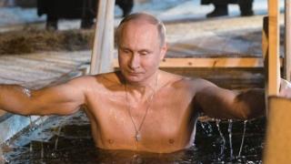 Путин се потопи в ледена вода по случай Кръщение Господне (ВИДЕО)