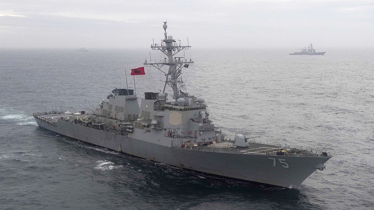 Назрява екшън: US разрушителят "Доналд Кук" навлезе в Черно море, руски стражеви кораб тръгна по петите му