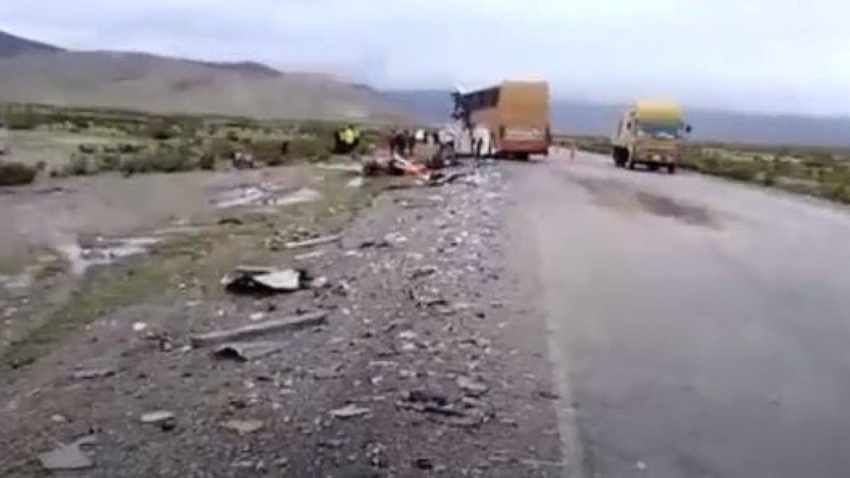 Касапница в Боливия при меле между два автобуса (СНИМКИ)