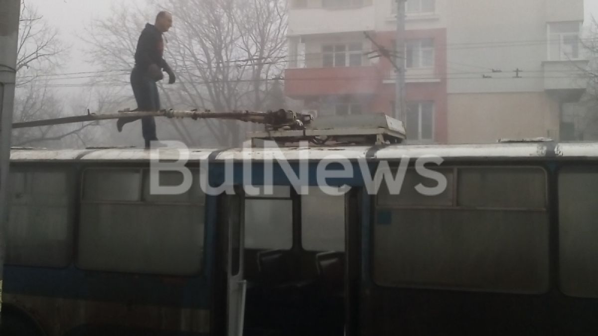 Тролей с пътници се запали във Враца (СНИМКИ)