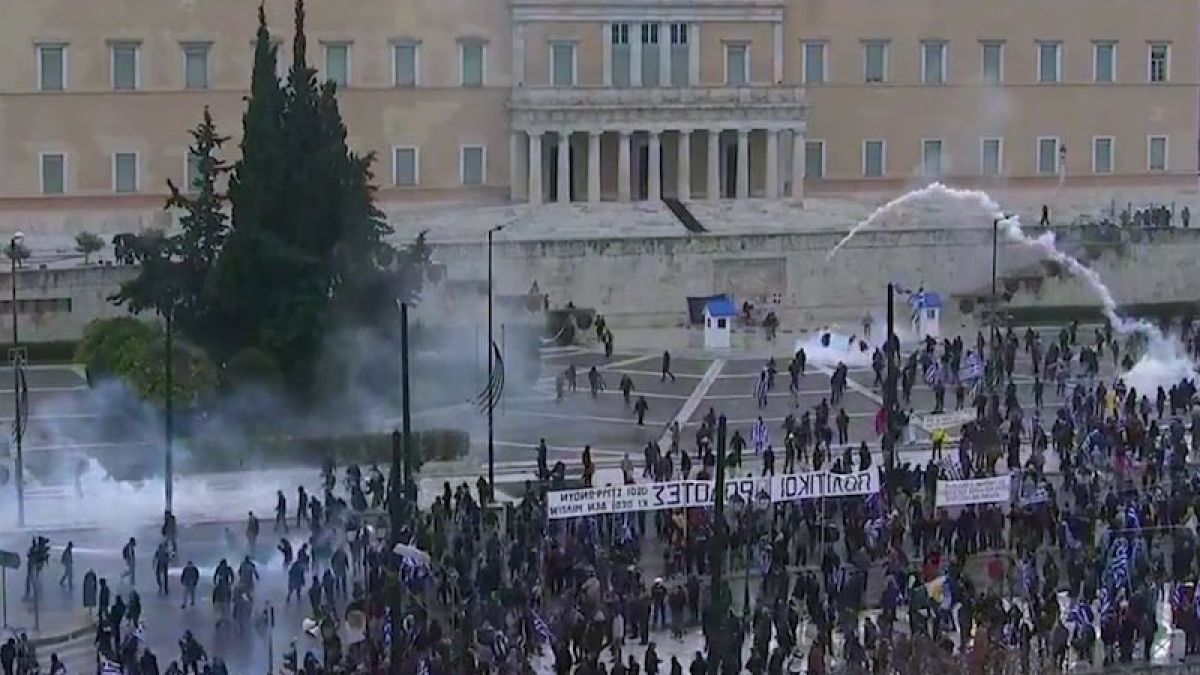 Шокиращо ВИДЕО от сражението на полицаи и протестиращи на стълбите на гръцкия парламент 