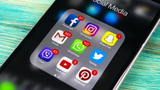 Facebook с "жалък опит" да привлече обратно децата