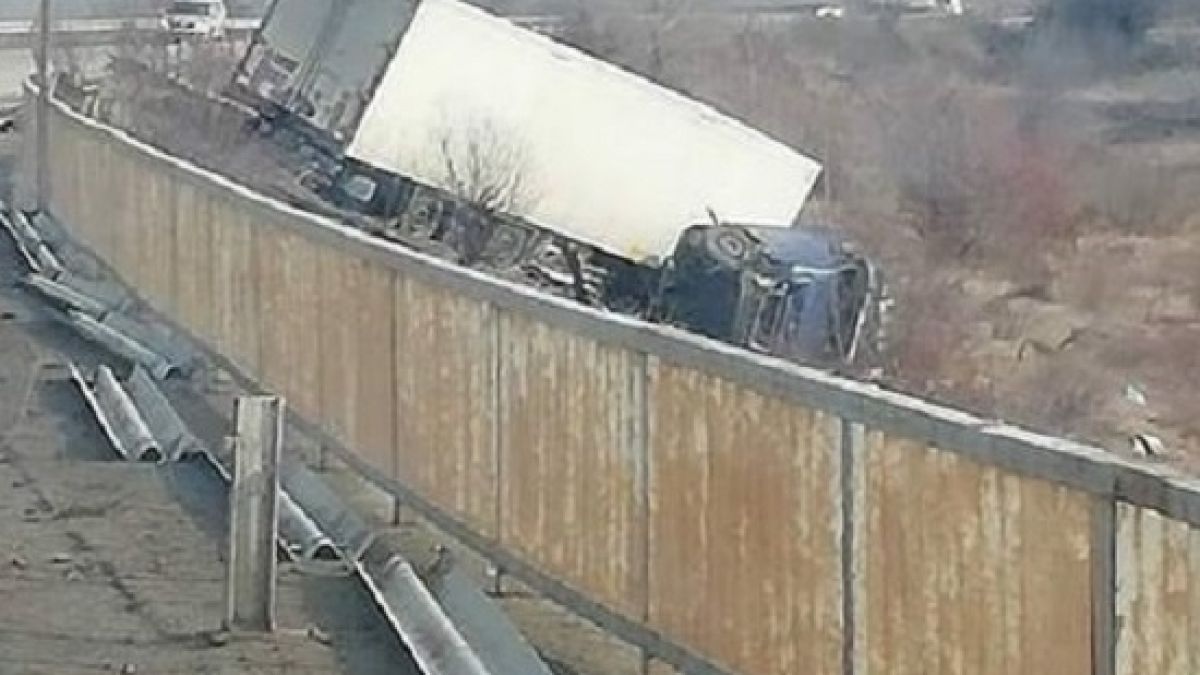 ТИР се хвърли в дере на главен път Е-79 (СНИМКА)