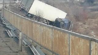 ТИР се хвърли в дере на главен път Е-79 (СНИМКА)
