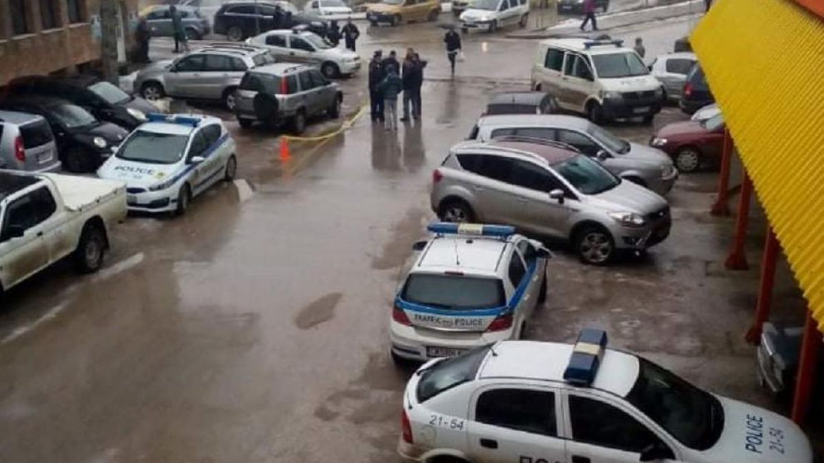 Трагедия: Смолянски полицай издъхна зад волана след преглед в болница и се заби в паркирани коли (СНИМКИ)