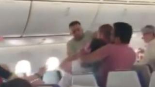 Такъв бой в самолет досега не е имало (ВИДЕО)