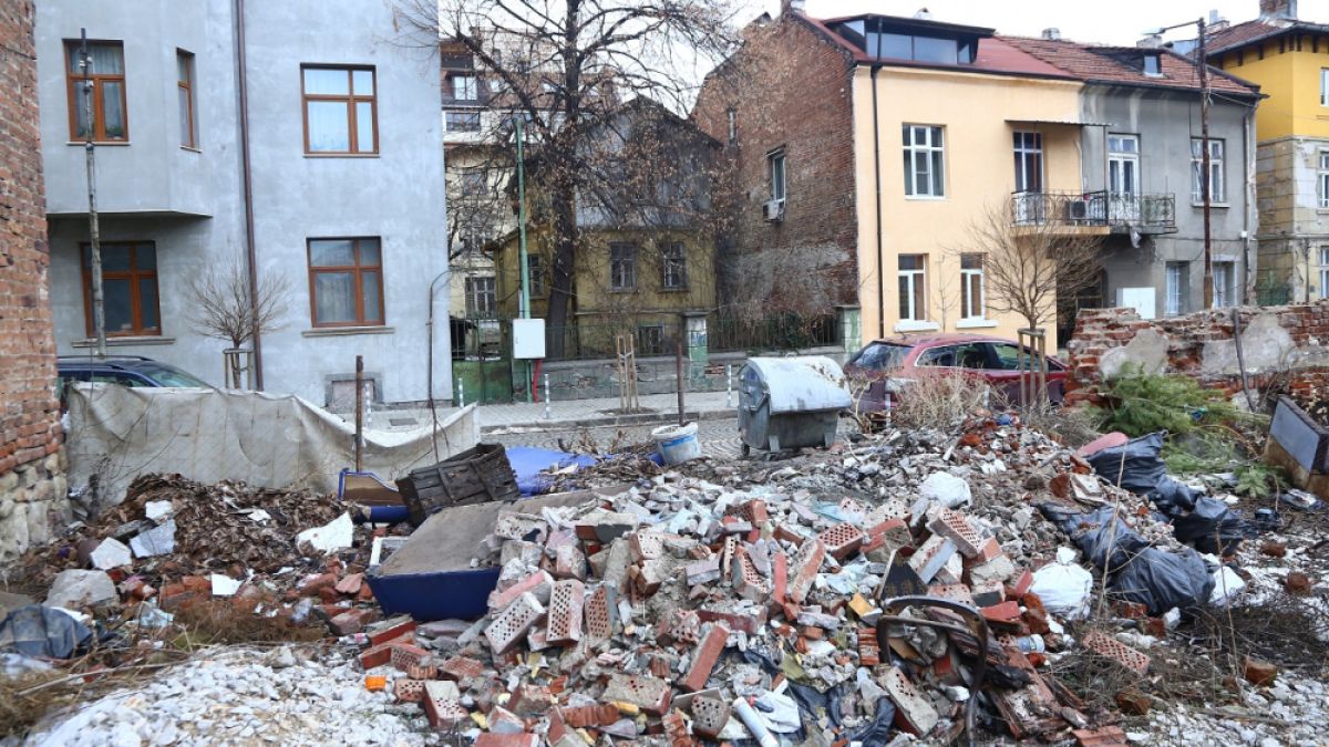 Гнусно и миризливо: Около 3000 са незаконните сметища в страната