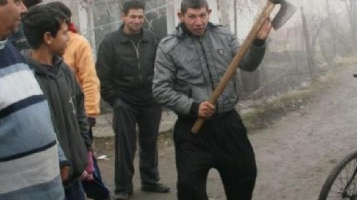 Извънредно в БЛИЦ! Подивели цигани влетяха в търновската болница и стана страшно!