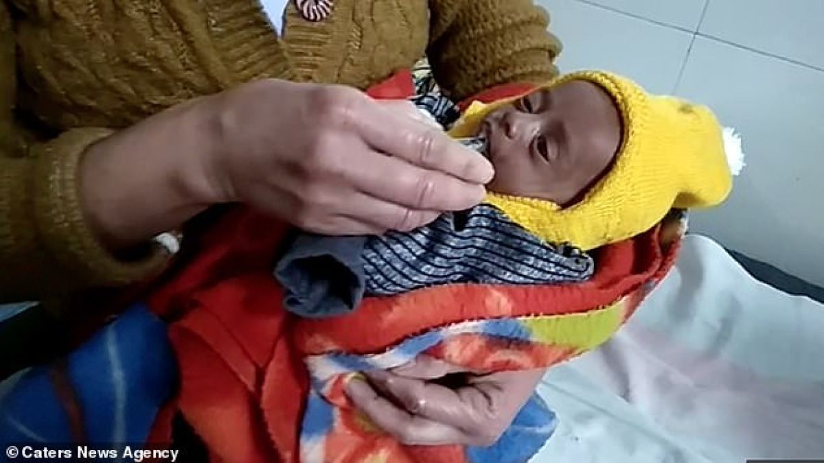 Родители погребаха жива новородената си дъщеричка по съвет на местен свещеник, но... (СНИМКИ)