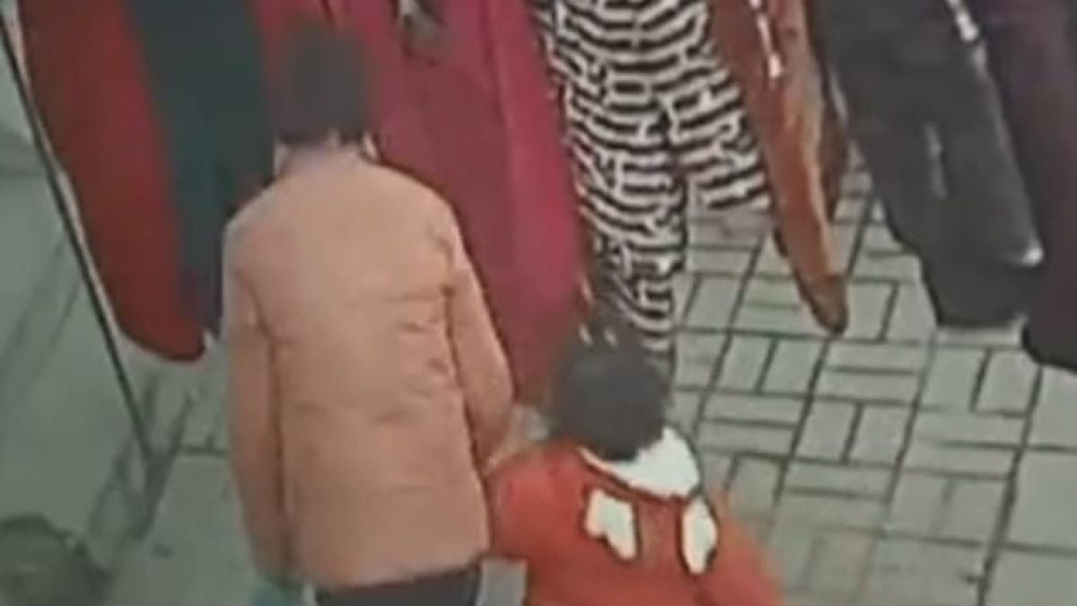 ВИДЕО показва как трафикант примамва тригодишно момиче с играчка, преди да я отвлече (СНИМКИ)